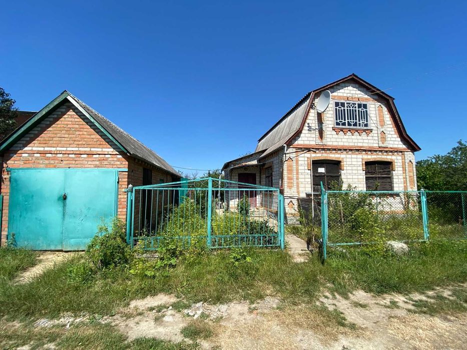 Продається дачний будинок з гаражем у мальовничому місці!