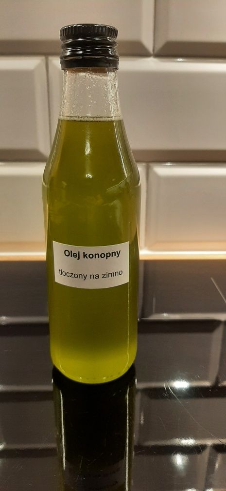 Oleje tłoczone na zimno lniany rzepakowy kokosowy konopny