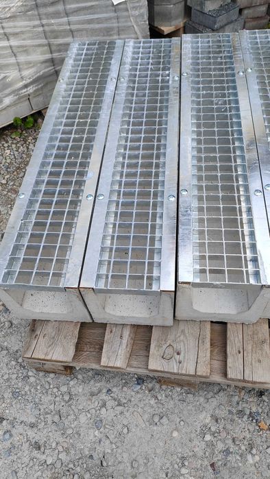 Odwodnienie odpływ kanał odwodnienia liniowe przepust korytko ciek