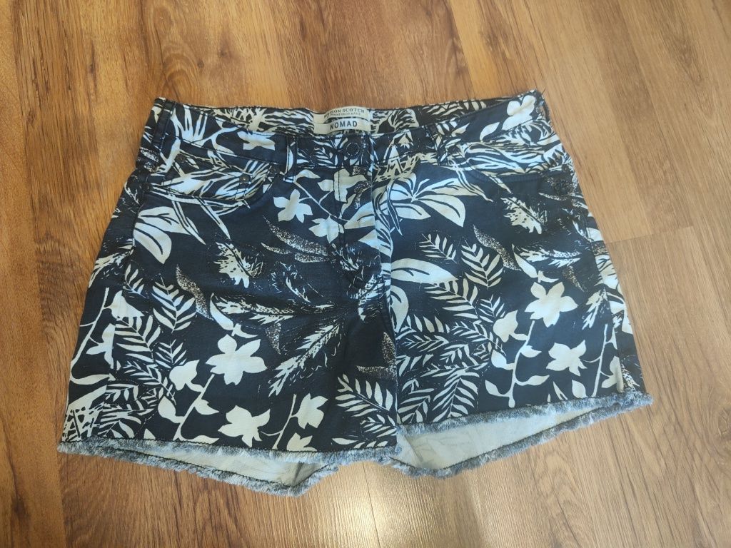 Krótkie spodenki w kwiatki Maison Scotch