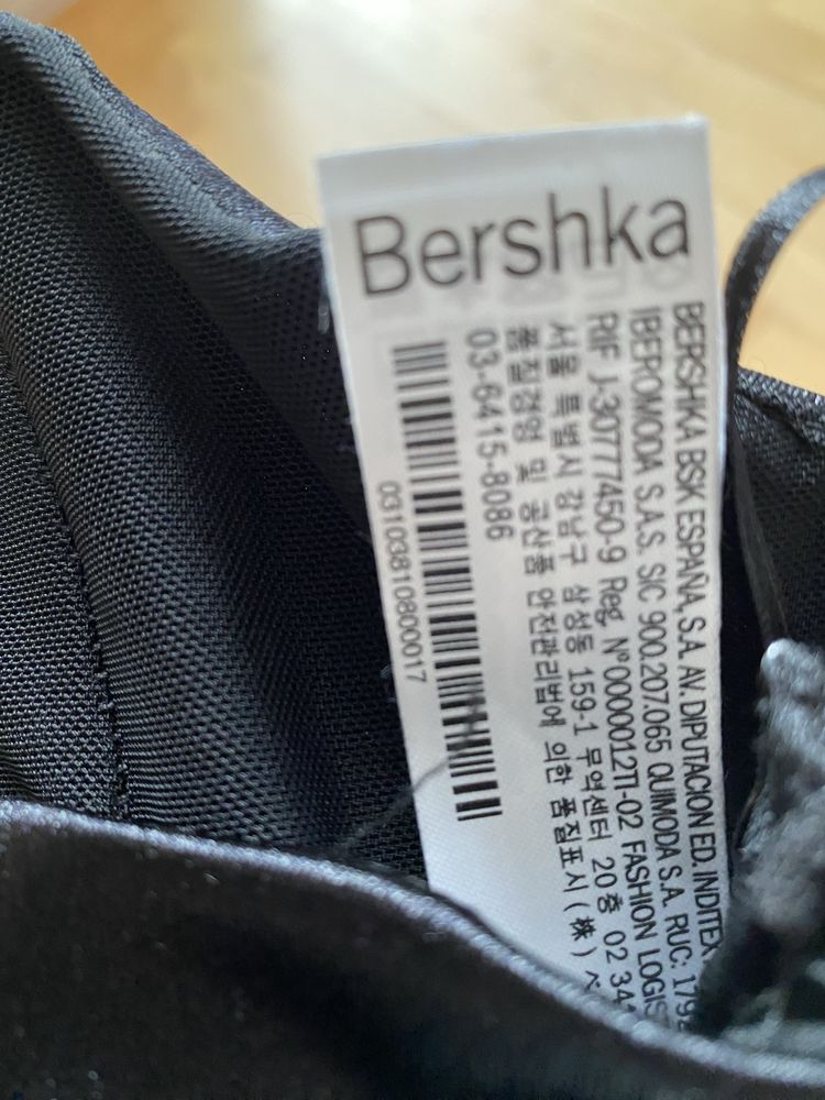 Czarny atlasowy gorset Bershka