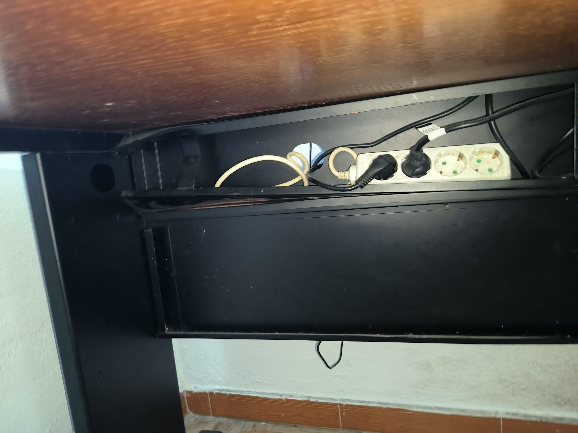 Mesa de escritório com calha para cabos  140x100x70