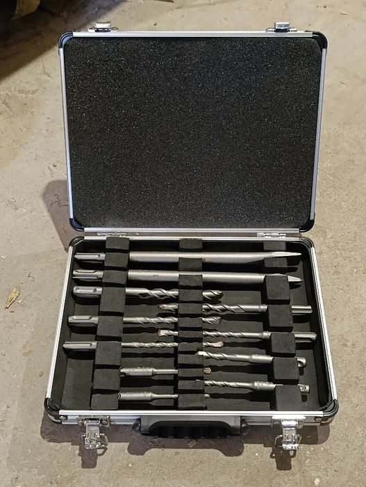 Новая дрель metabo sbe 760 + новый набор свёрл и зубил