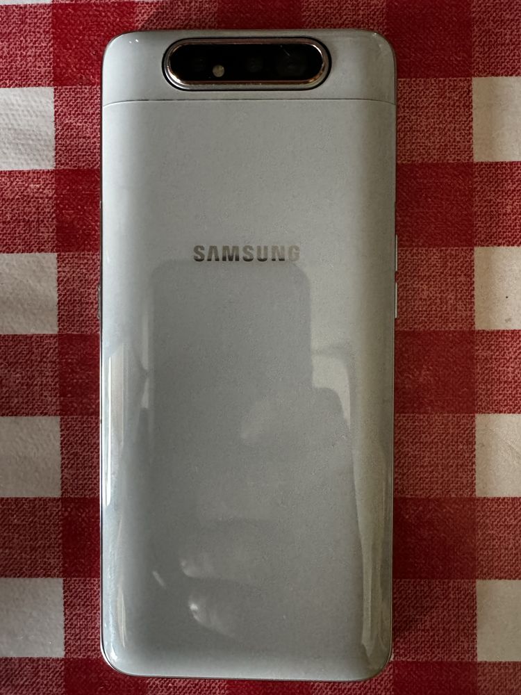 Atrapa Samsung A80 z rucomym aparatem