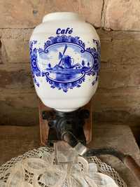 Stary oryginalny holenderski młynek do kawy na ścianę