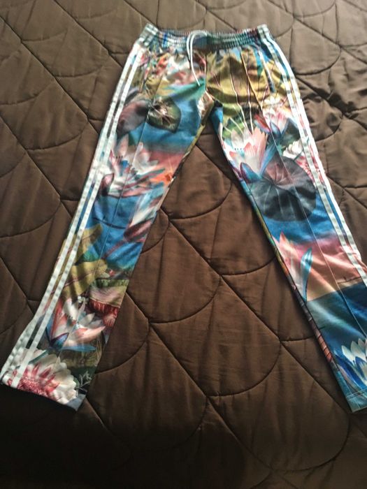 Calças da marca Adidas originais do tamanho 36 usadas uma única vez.