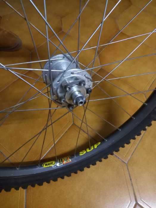 Roda Mavic Sup Magura 26, Luz Bontrager e pedais