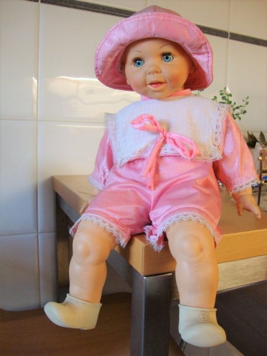 Boneca com roupa cor-de-rosa