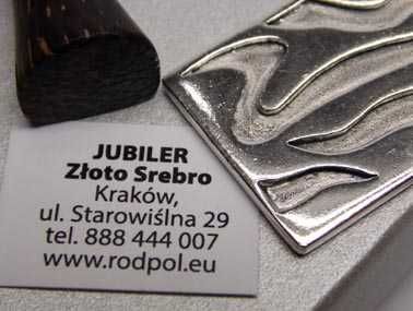 Srebrna prostokątna zawieszka wklęsłe ozdoby.