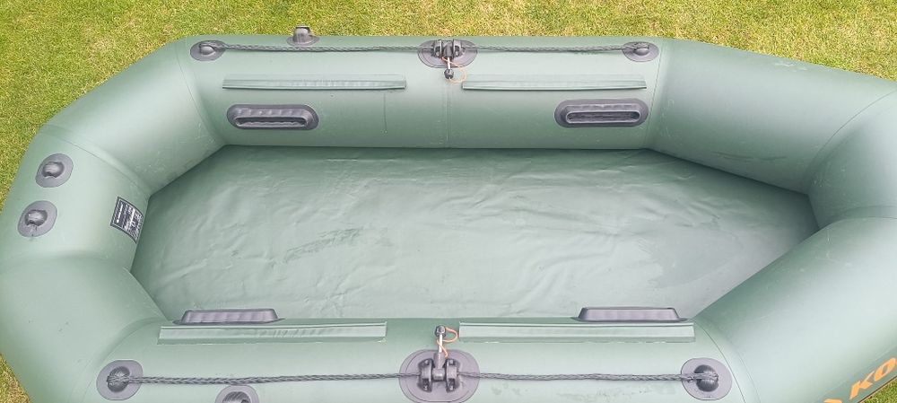 Ponton Kolibri K-260TL z podłogą rolowaną pawężą listwą odbojową