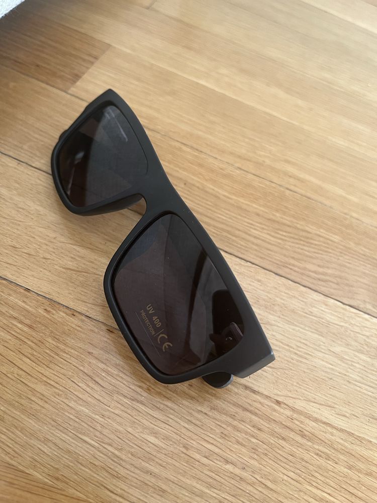 Czarne okulary przeciwsłoneczne wayfarer