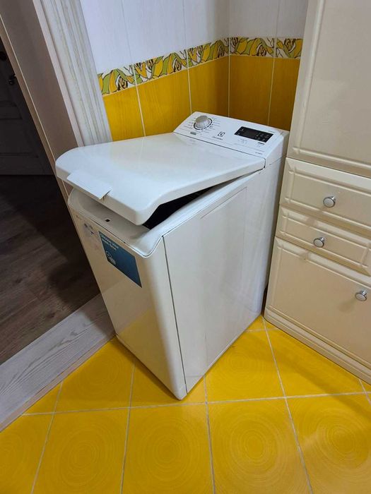 Продам стиральную машину Electrolux EWT1066TDW б/у на запчасти