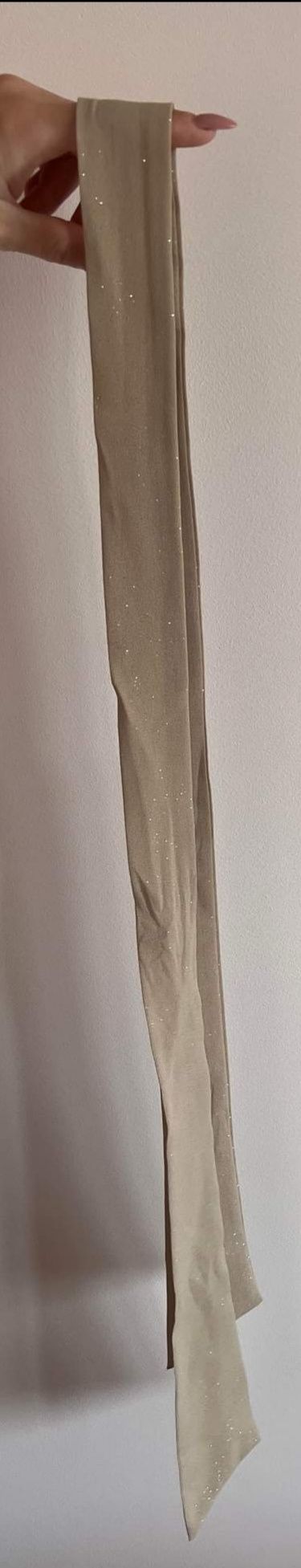 Sukienka długa w kolorze beżowym z drobinkami złotego brokatu