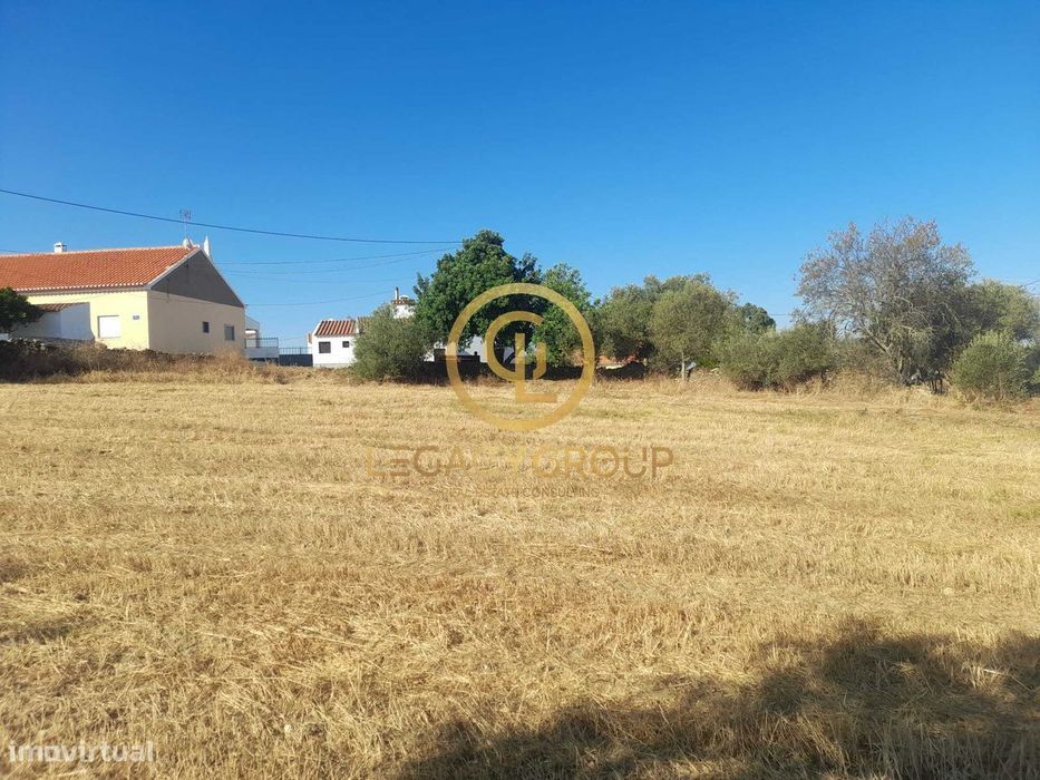 Apresentamos  esta moradia para recuperar, com  2 terrenos, Alentejo