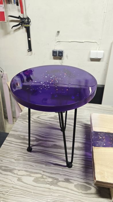 Stolik z żywicy epoksydowej