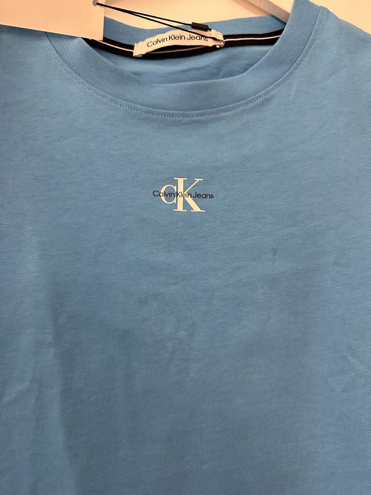 nowy damski T-shirt Calvin Klein w kolorze niebieskim, rozmiar XXS.
