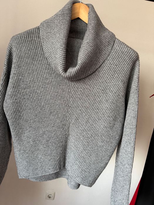 Продам комплект светрів розміру S Reserved