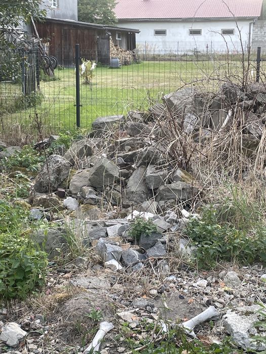 Kamien z rozbiórki starego budynku lat 80