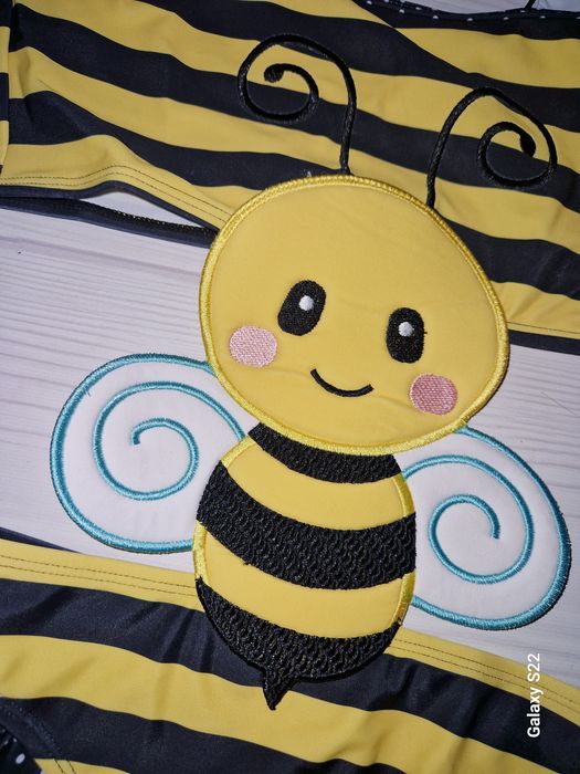 Цікавий суцільний купальник " бджілка" на 7-8 років