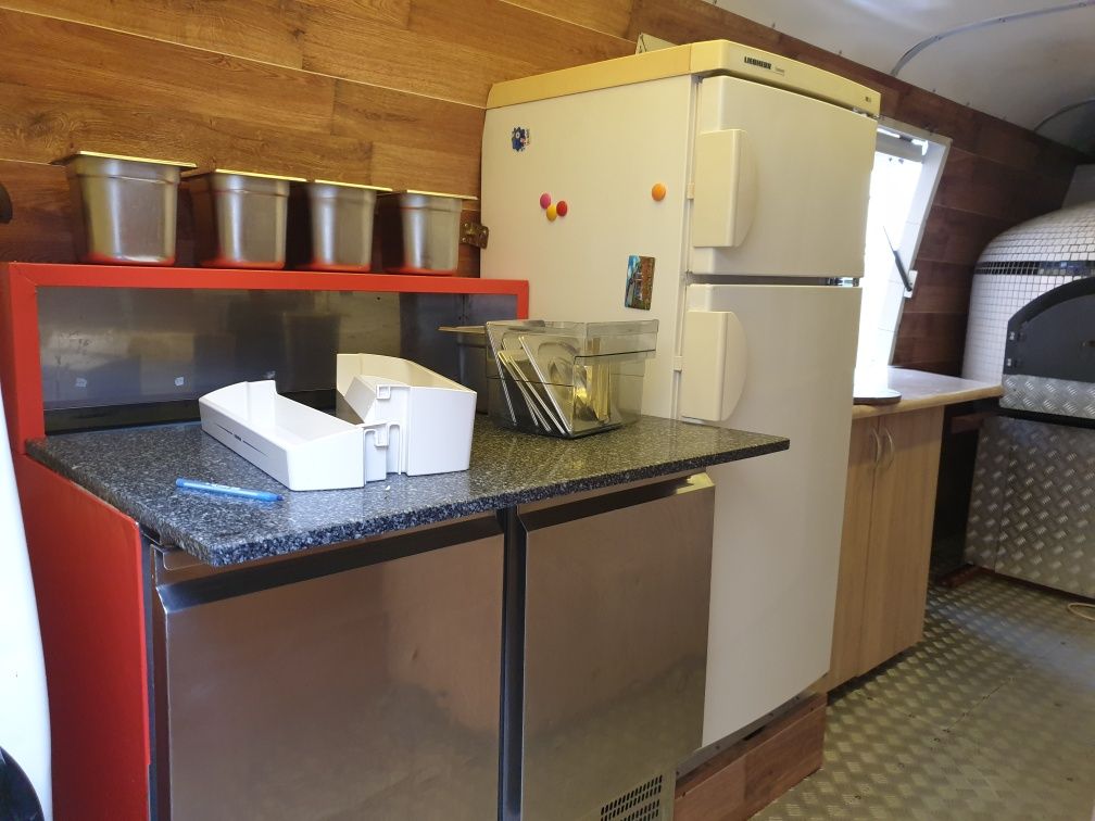 Food truck z pizzą. Piec opalanym drewnem.