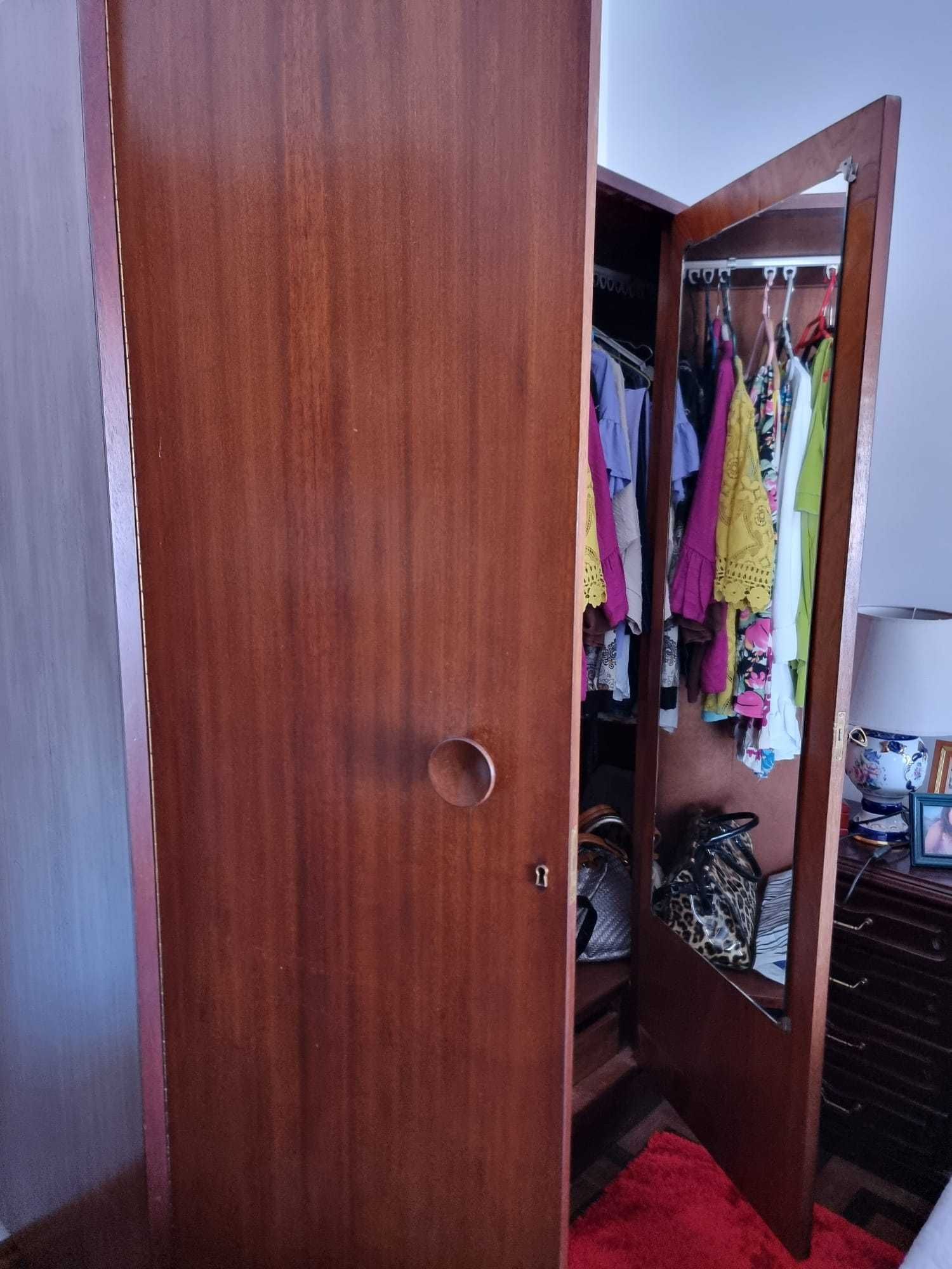 Roupeiro antigo 3 portas | Bom estado