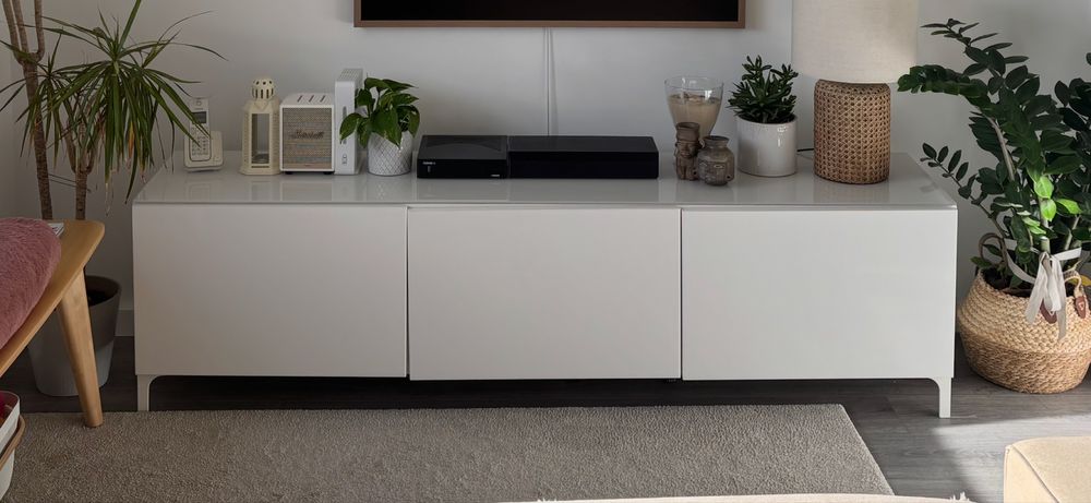Móvel TV IKEA Besta em lacado branco com painel superior em vidro