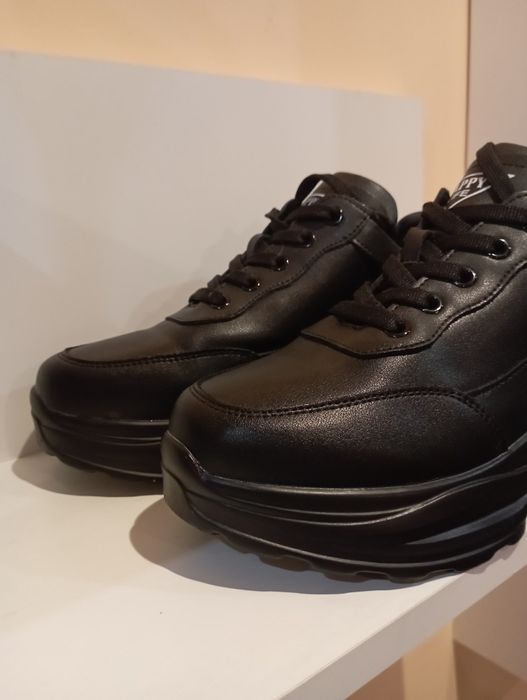 Нові шкіряні жіночі кросівки