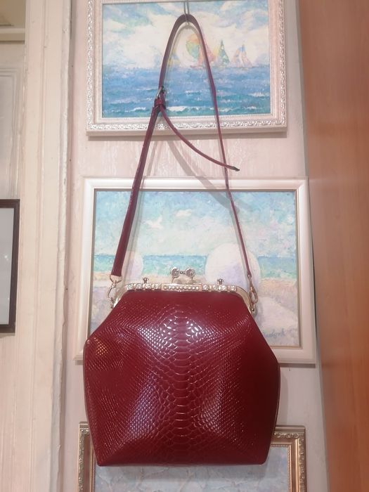 Продаю красную лаковую, нарядную сумку, среднего размера