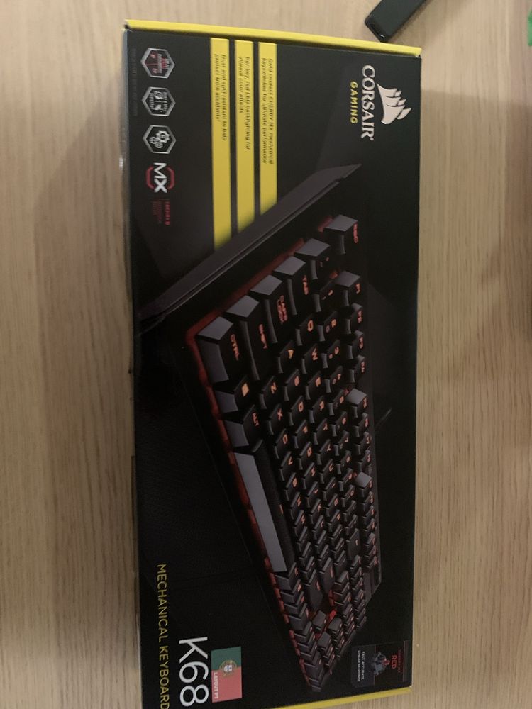 Teclado Corsair K68