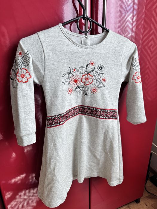 Вишите плаття на дівчинку