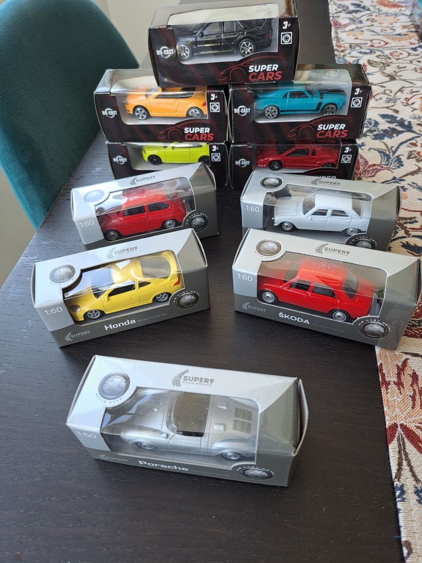 São 12 carrinhos miniatura