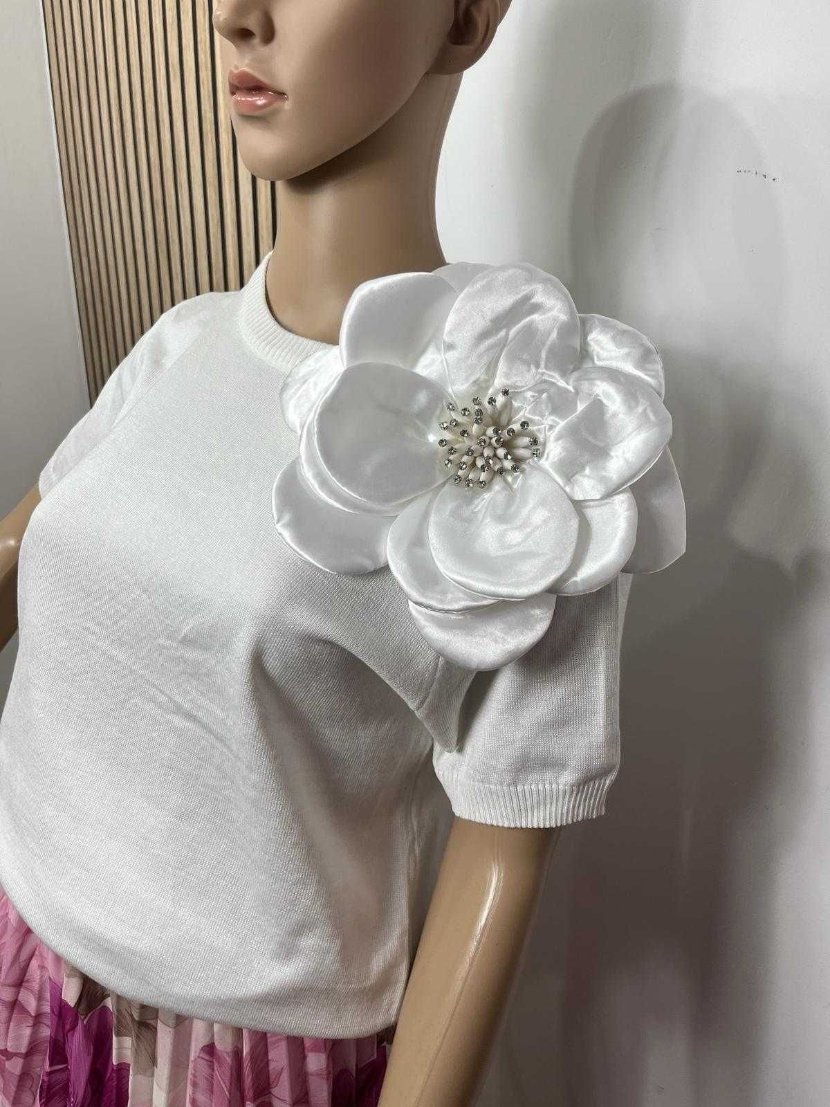 Sweterek z kwiatem premium duży kwiat biały UNI PS