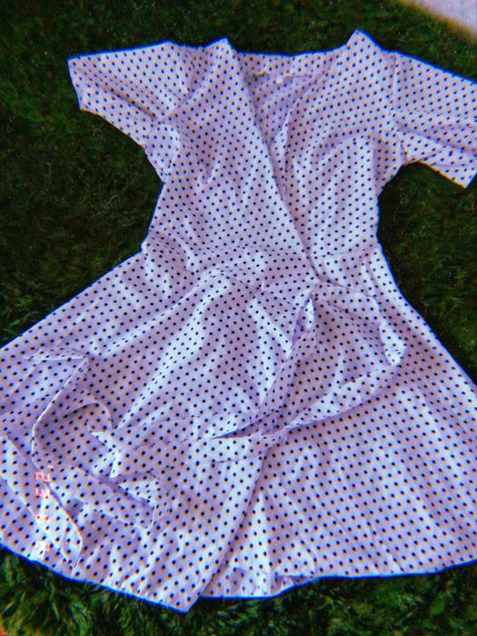 Сукня на запах в мілкий горох