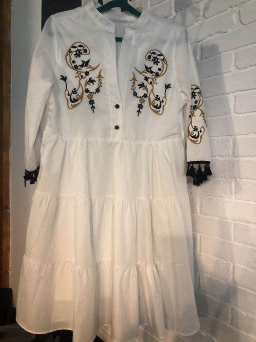 Стильна сукня-вишиванка в білому кольорі
