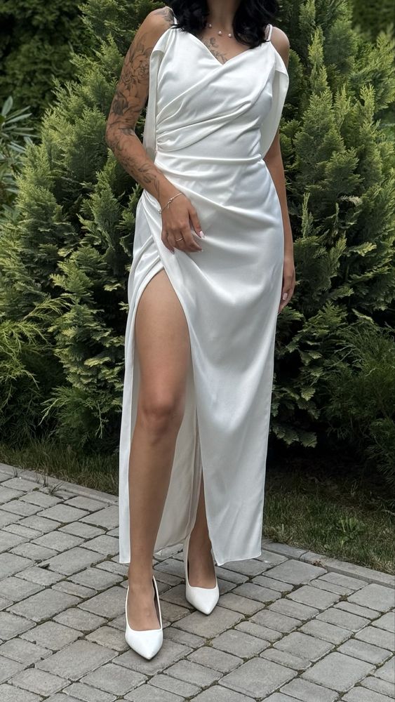 Біла вечірня сукня