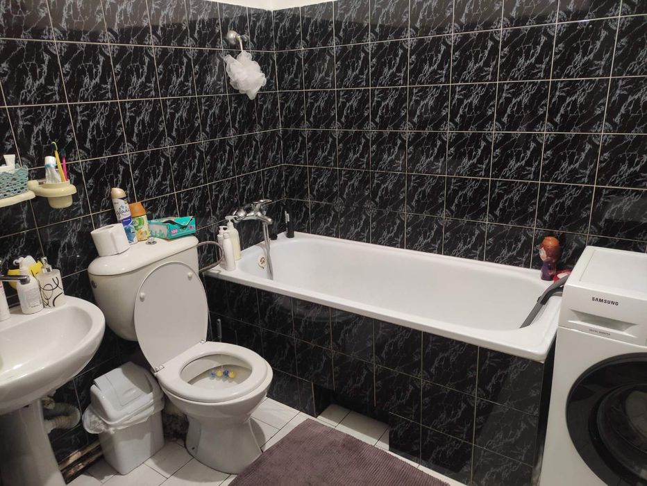 Продам 3 кімнатний півособняк в Ужгороді.