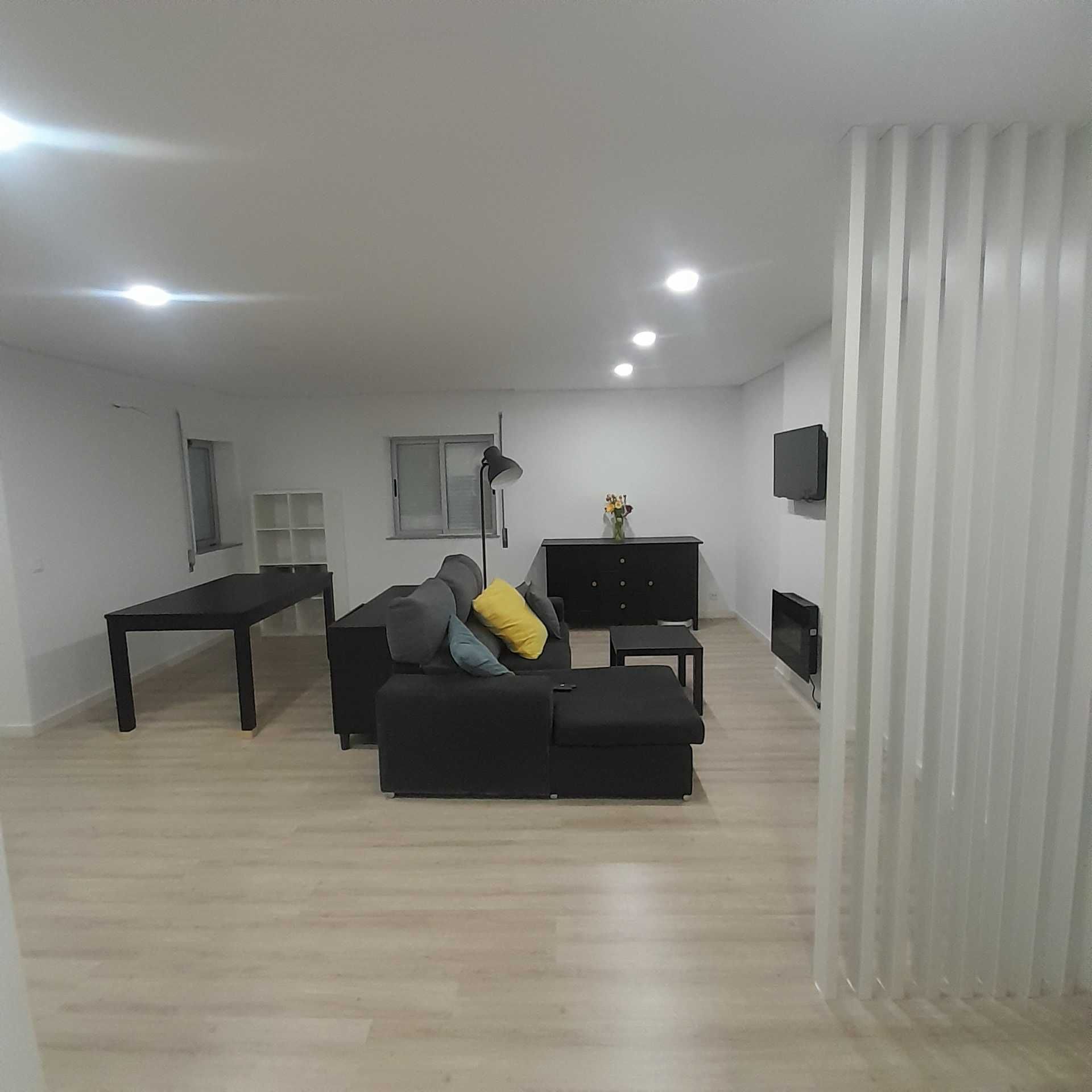 Sofá cinzento com chaise