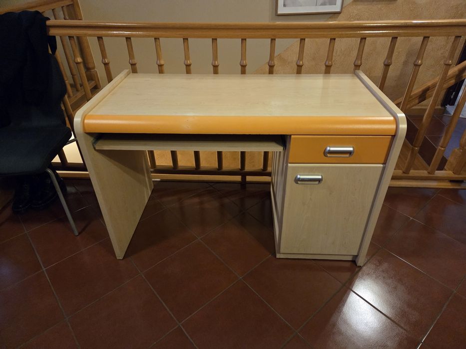 Biurko młodzieżowe