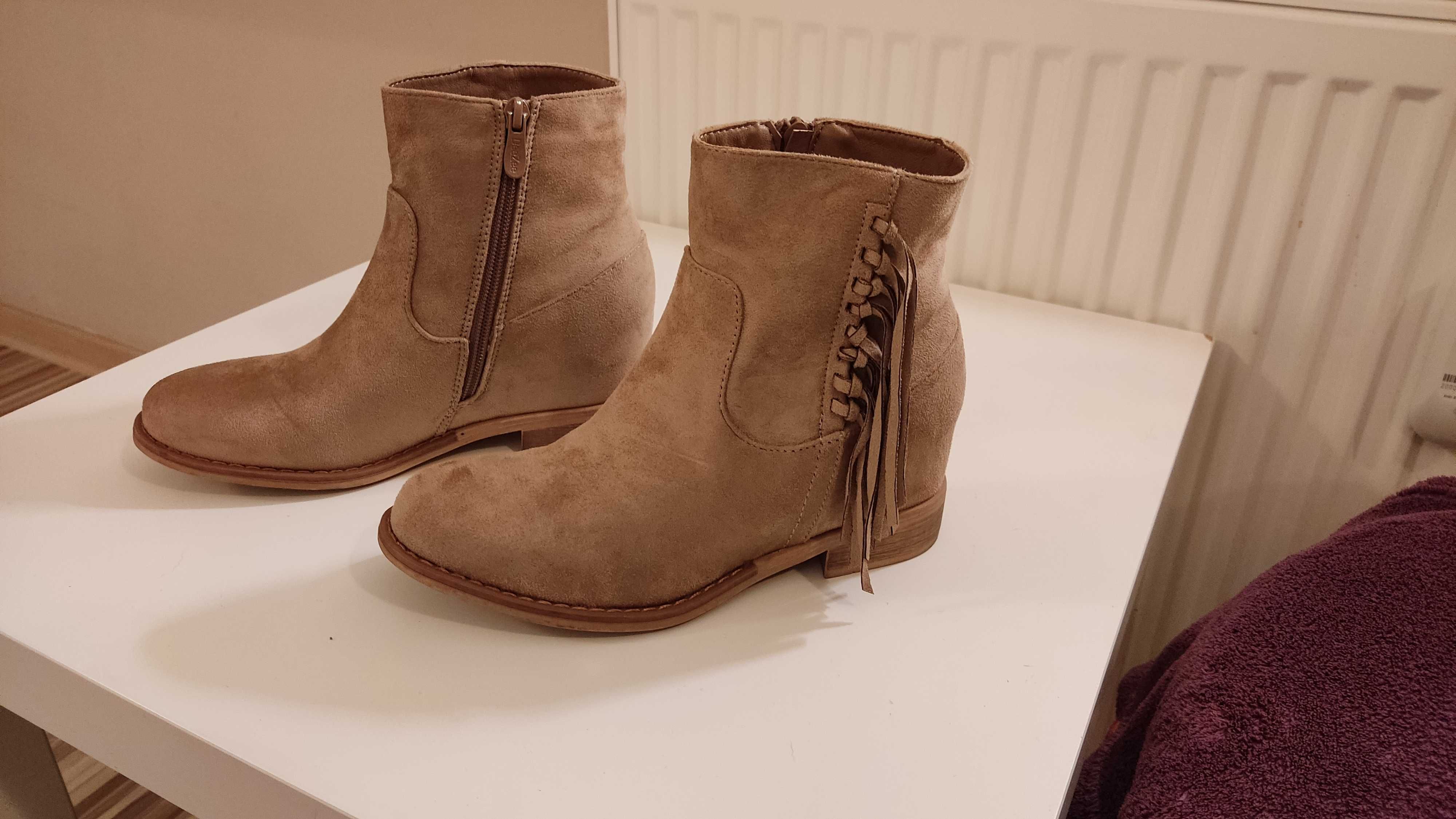 Beżowe botki na koturnie r.37 DeeZee