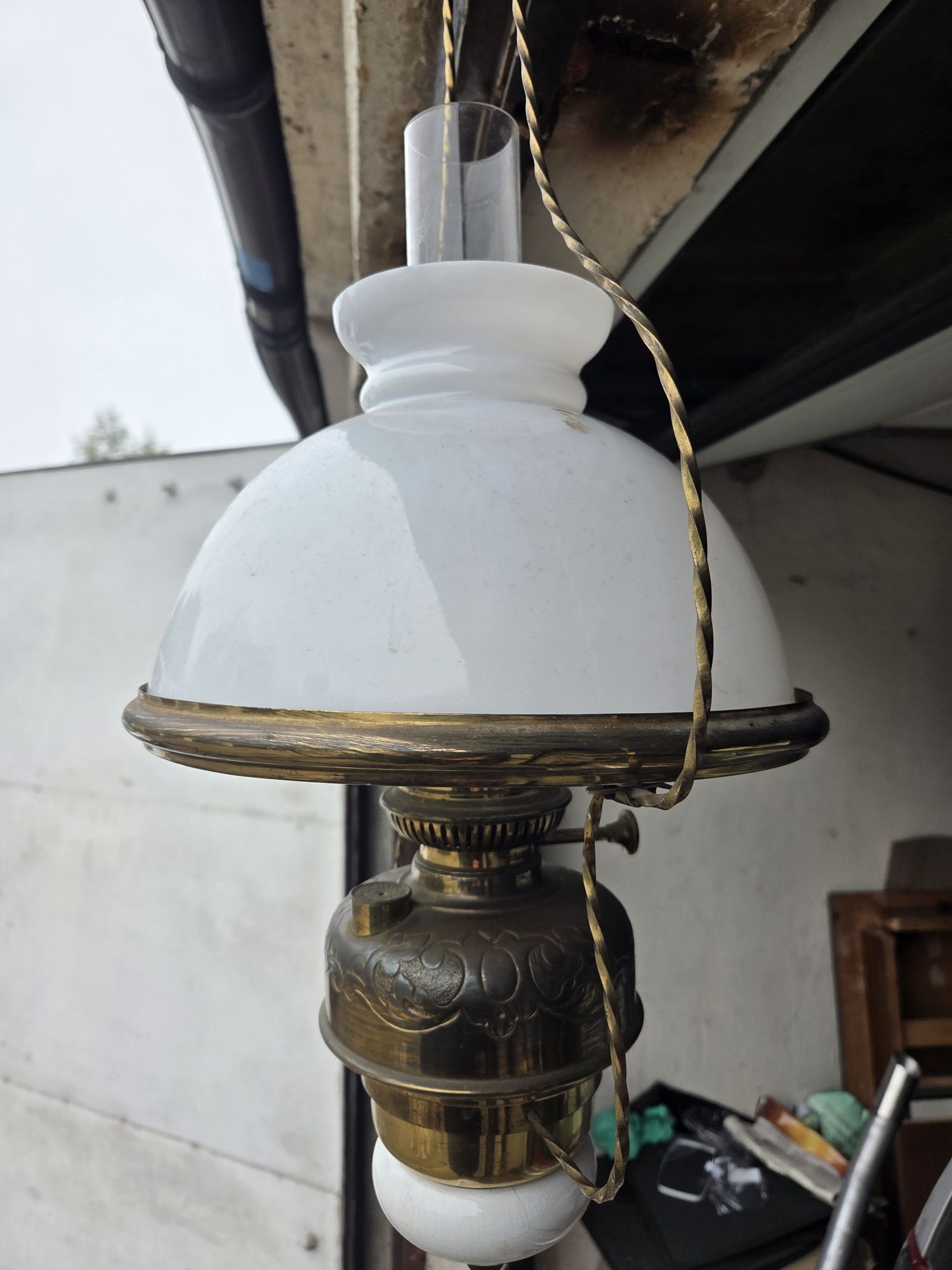 Stara lampa naftowa wiszaca