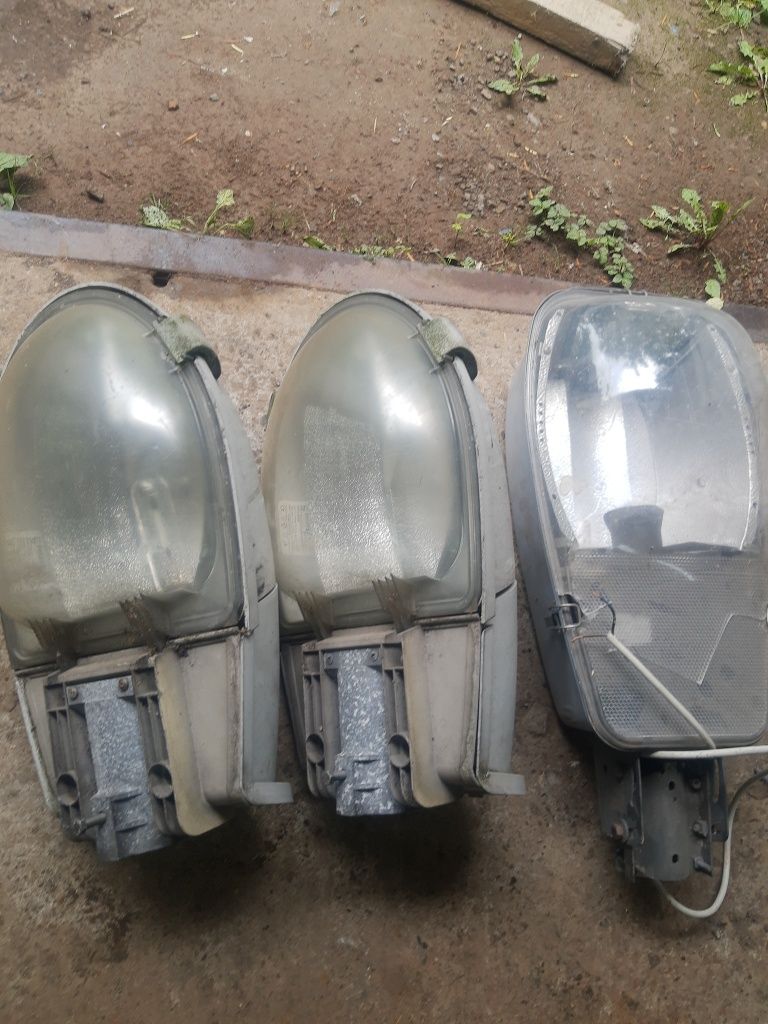 Trzy lampy uliczne