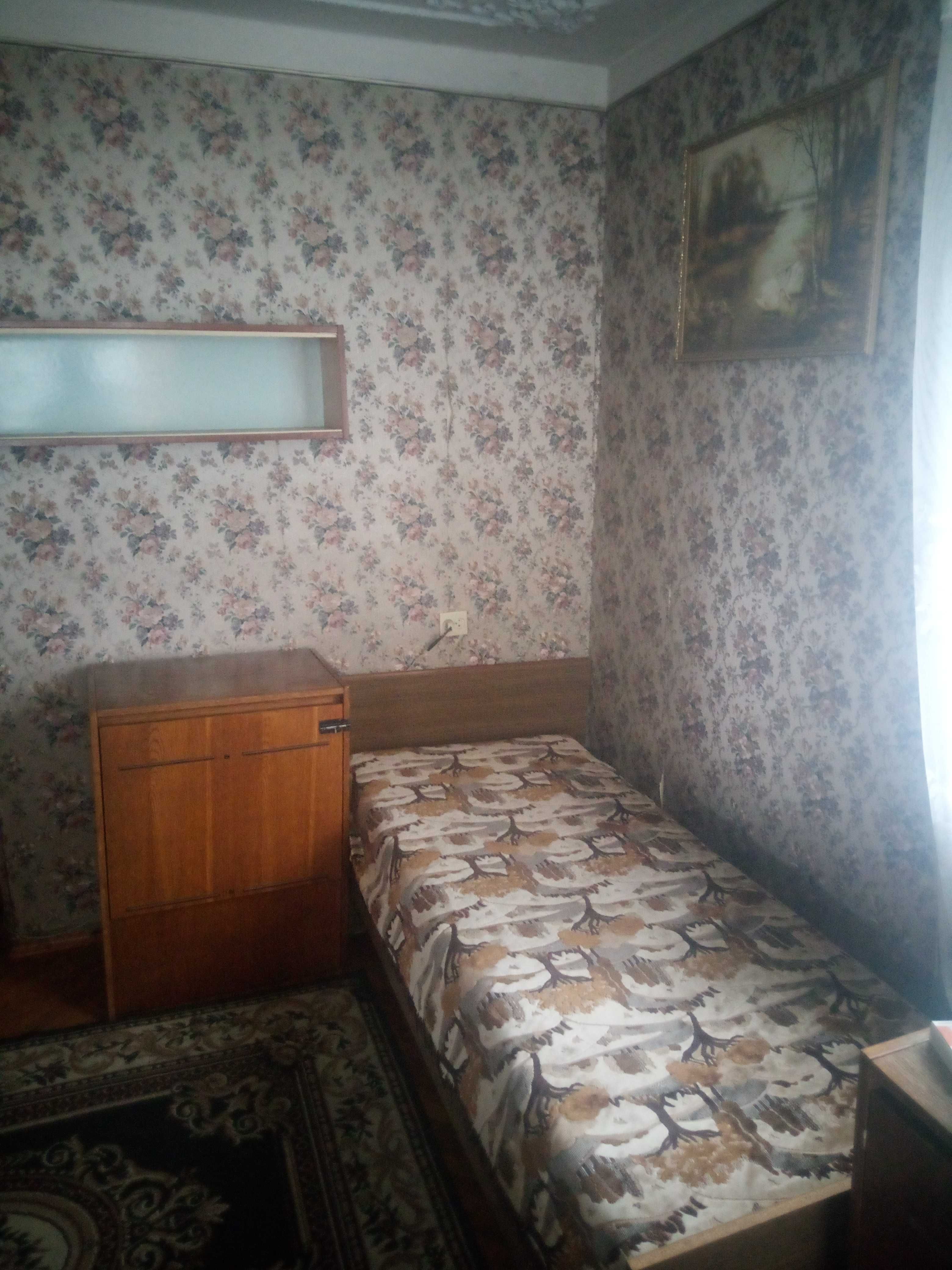 Здається кімната, ліжко-місце