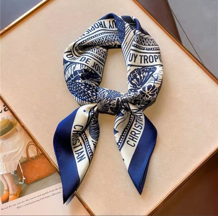 Model Dior apaszka chusta szal jedwabny granatowy pinterest