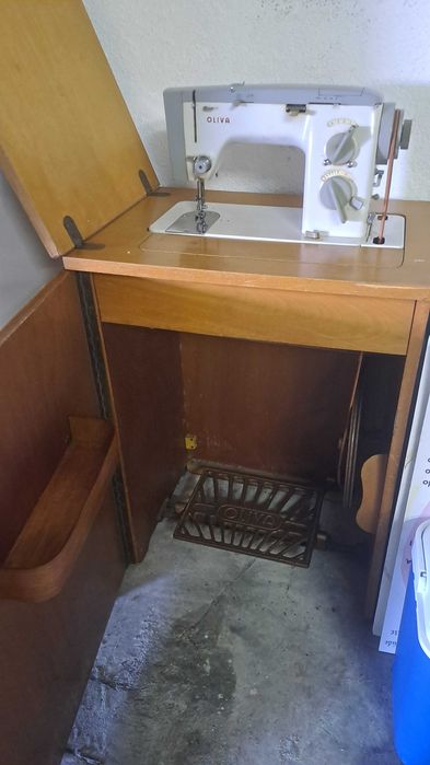 Máquina de costura Oliva com Móvel