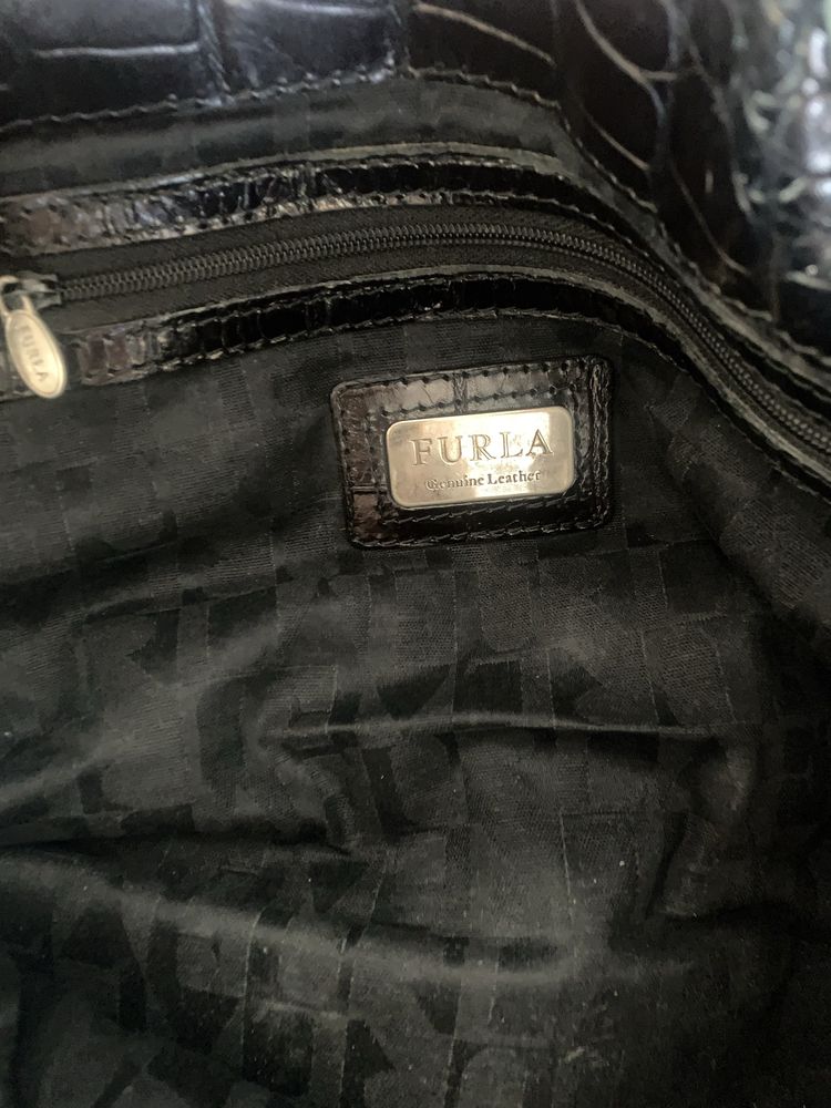 Czarna torebka Furla