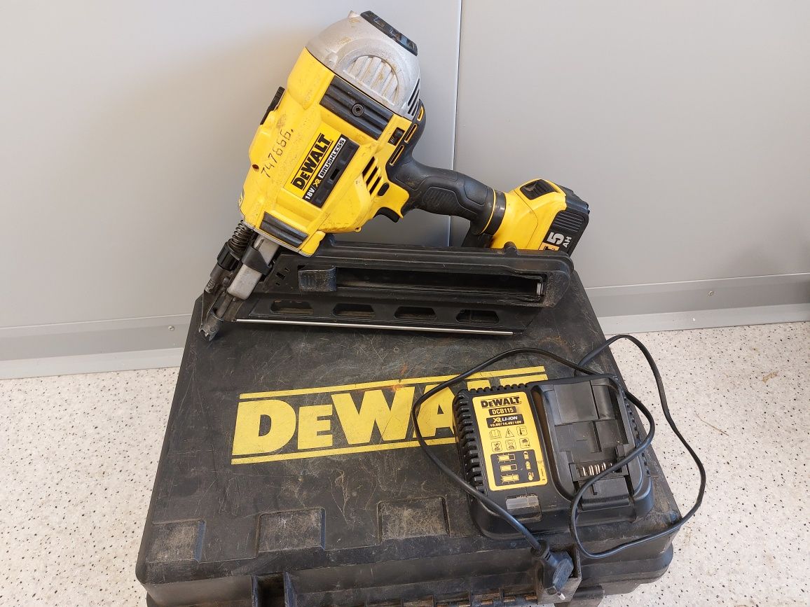 Gwoździarka akumulatorowa DeWalt  DCN 690 zestaw