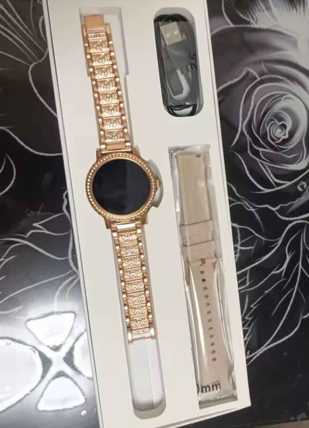 Złoty smartwatch okrągły