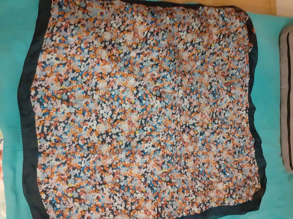 Apaszka z motywem kwiatów