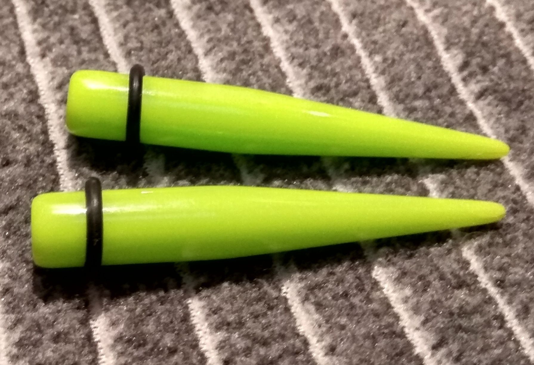 Plugi kolczyki akryl rozpychacz expander zielony limonka 8 mm