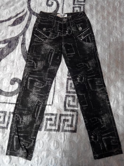 джинсы новые черные со стразами на девочку рост 140 см.
